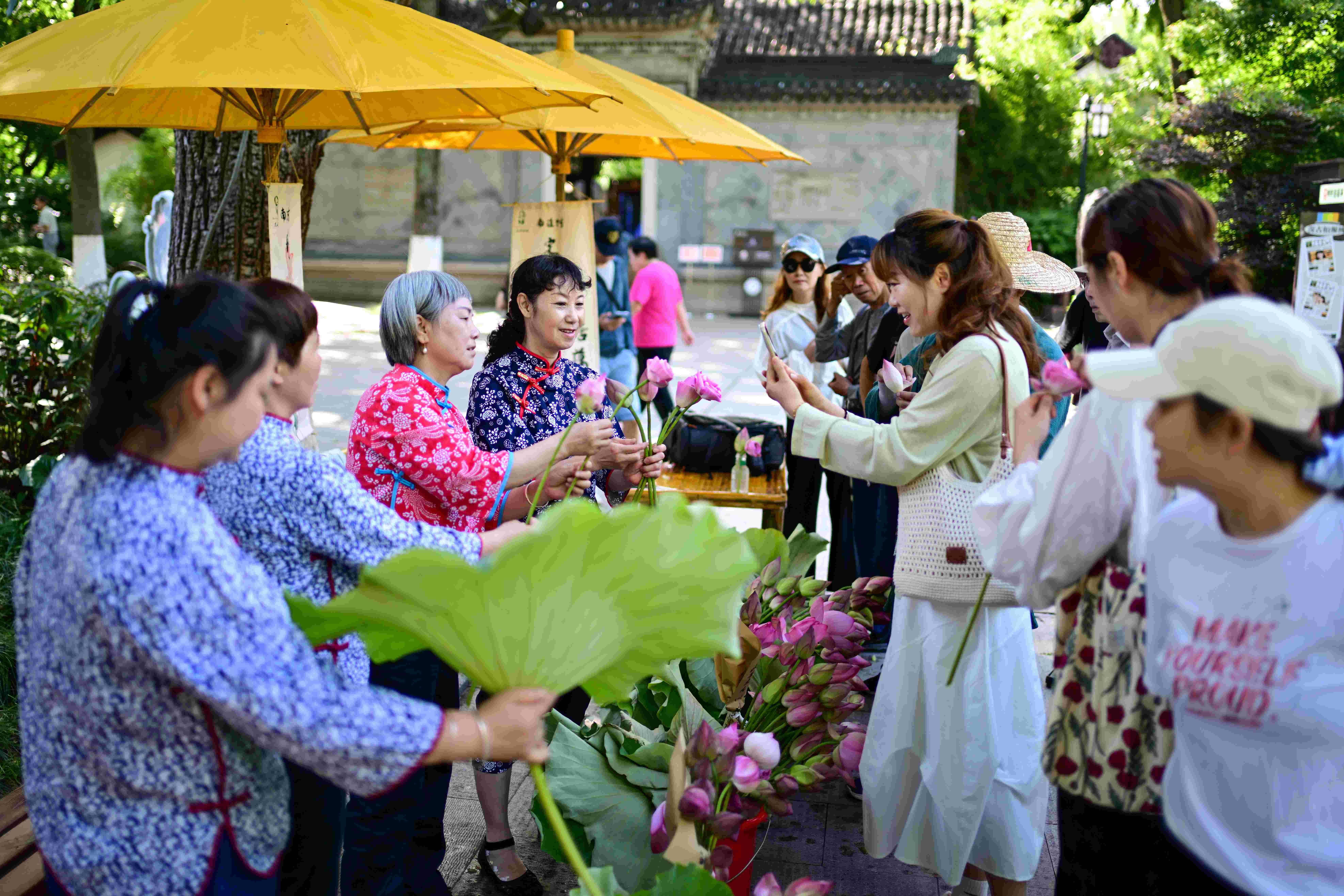 荷花市集亮相亭林园